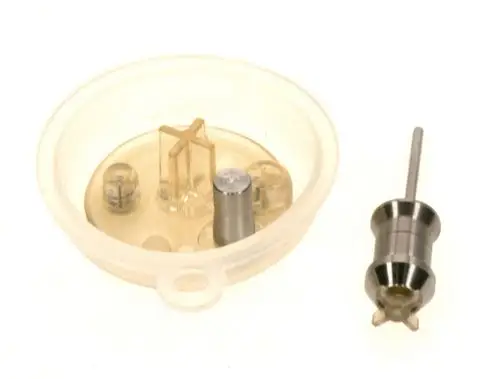Transparente Halterung mit mehreren Komponenten und einer Metallnadel, möglicherweise Teil eines Bosch-Produktes, zur Messung oder Flüssigkeitsübertragung.